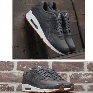 Leather Nike Air Max (women’s)